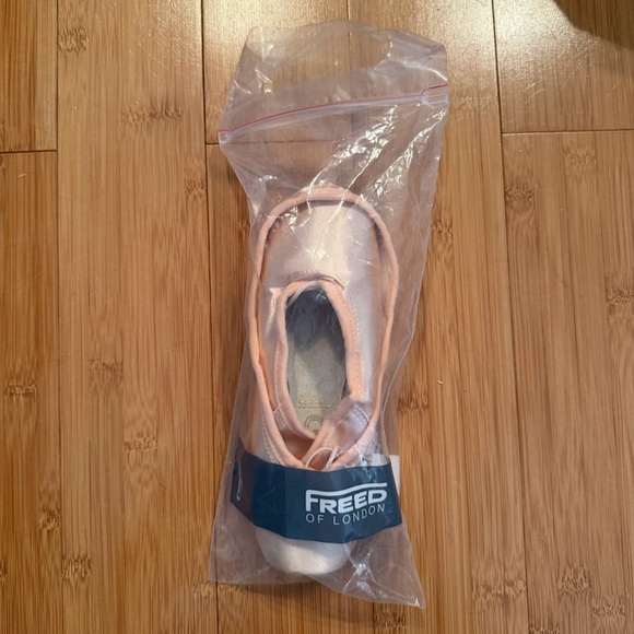 Freed Classics Pointe Shoes (Crown Maker) - Picture 4 of 4